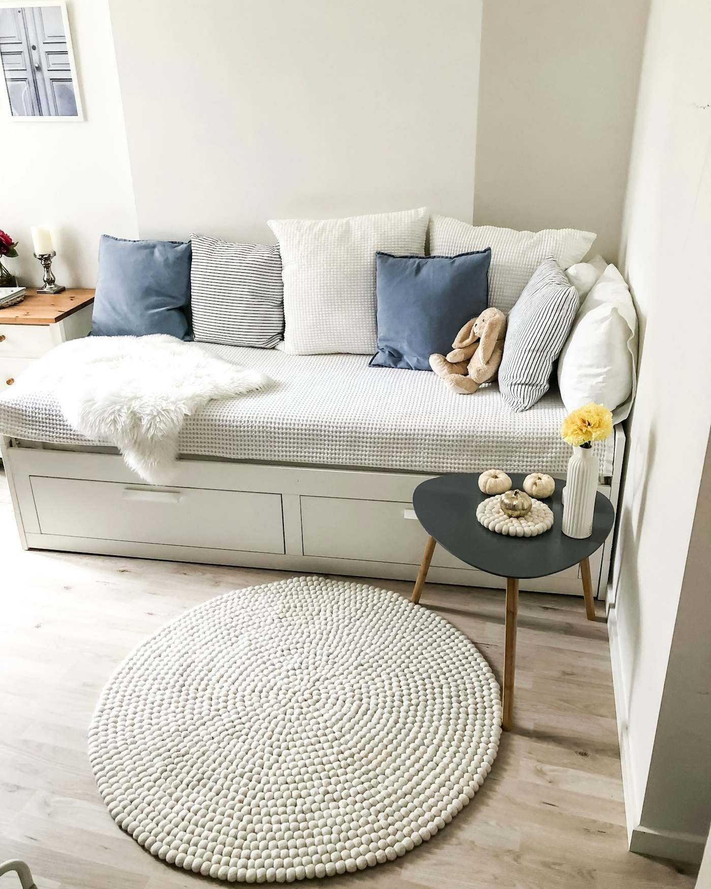 Banquette-lit blanche avec tiroirs de rangement en dessous