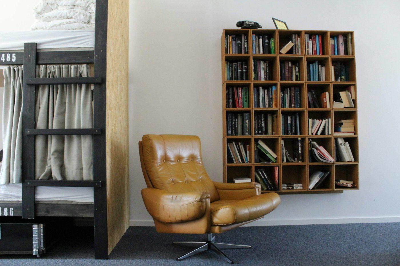 Bibliothèque murale fixée au-dessus d’un fauteuil