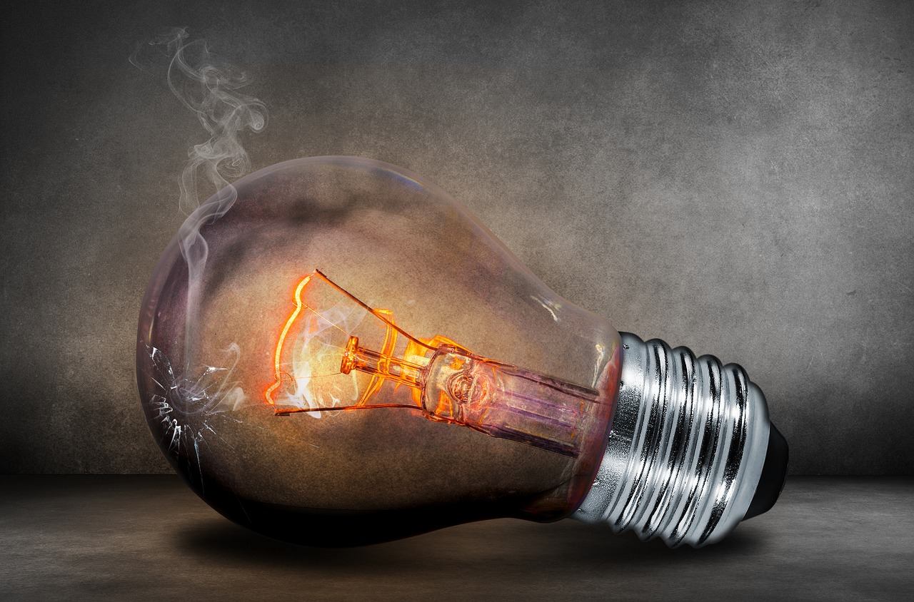 ampoule à filament incandescent allumée