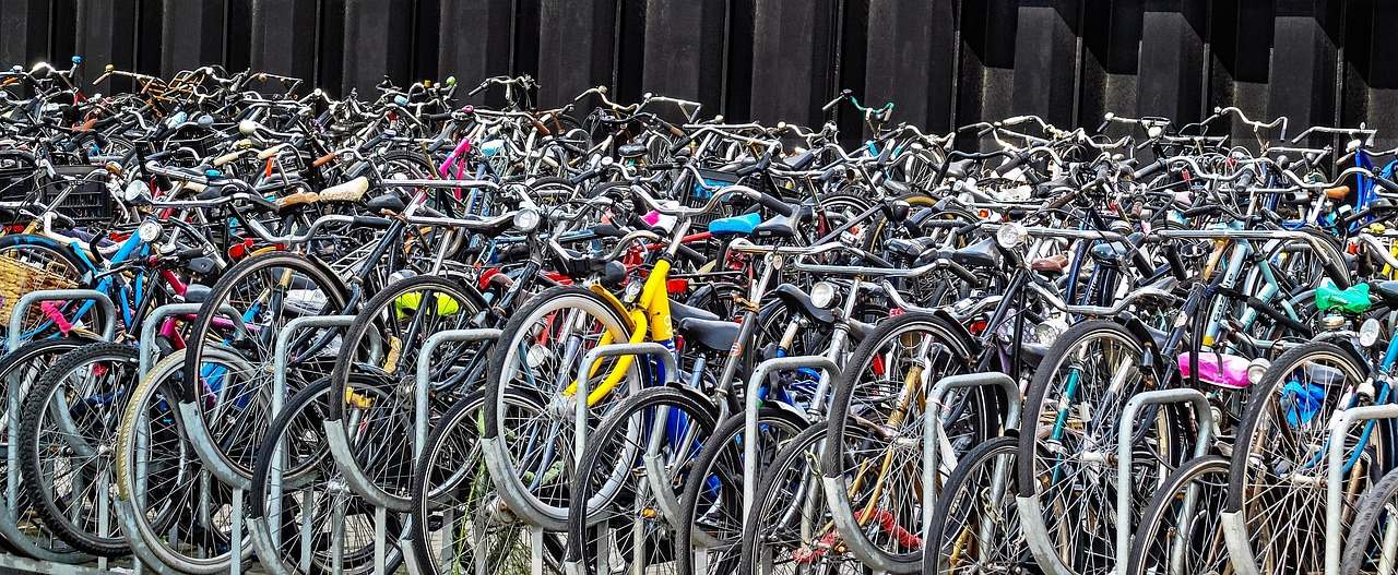 nombreux vélos garés en rack