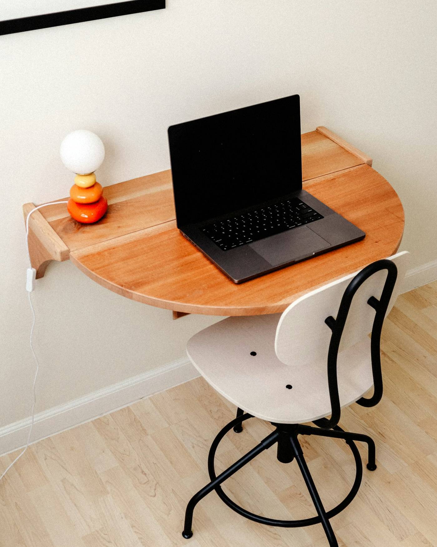 Bureau mural rabattable avec ordinateur portable