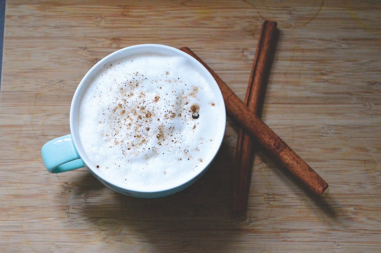 Cappuccino avec dessin de mousse de lait