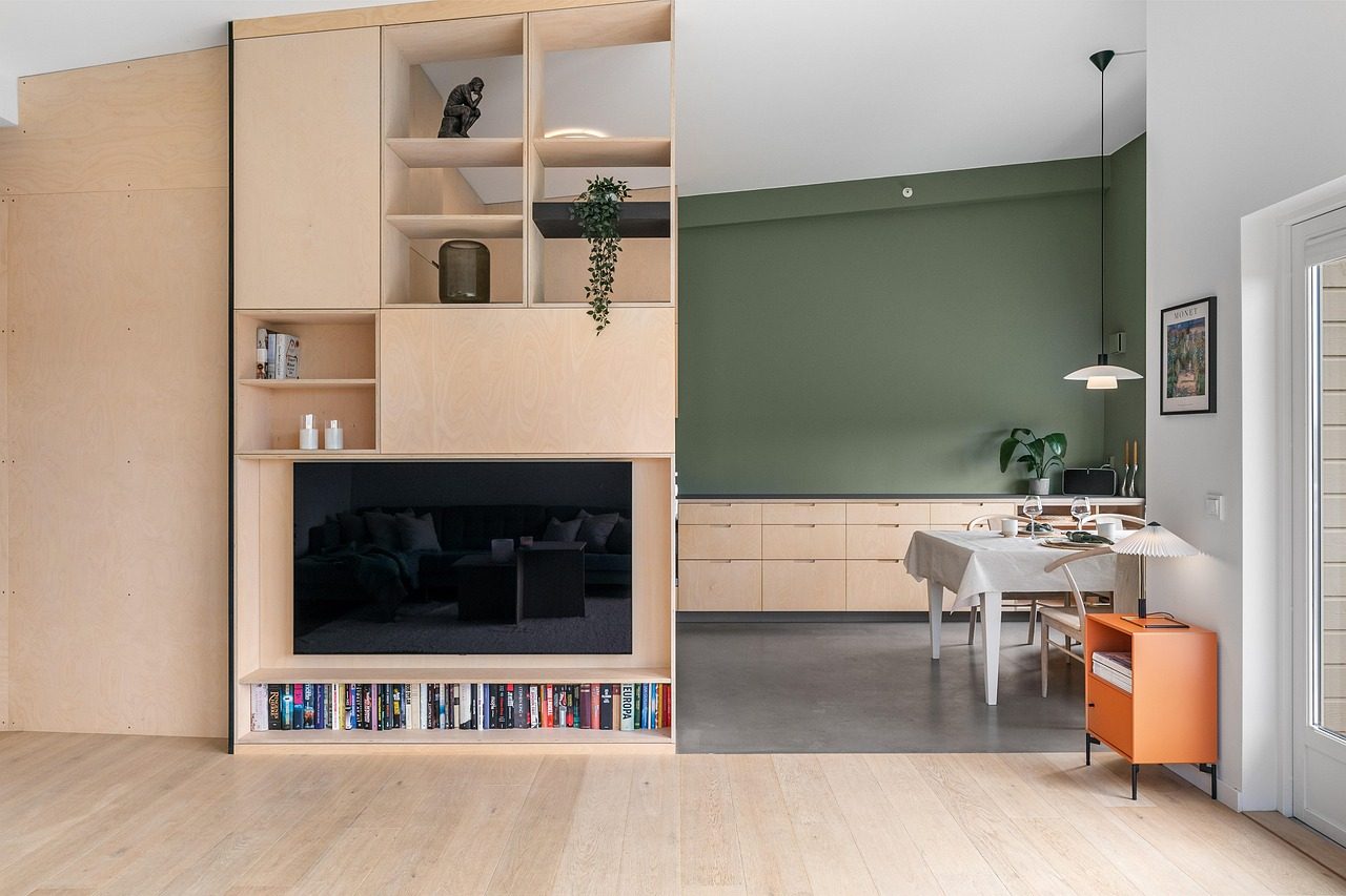 Meuble modulaire en bois avec niches et étagères