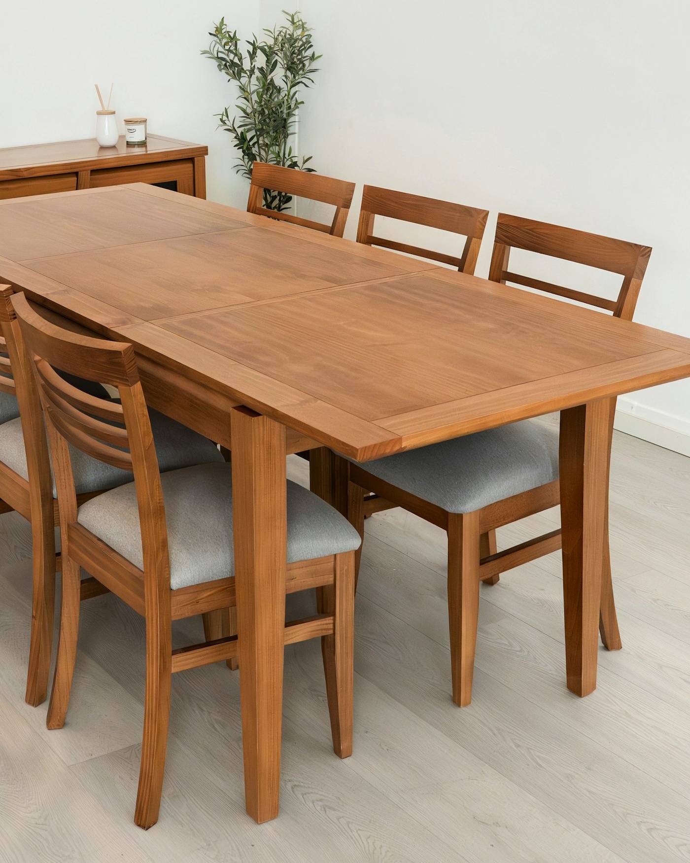 Table de salle à manger en bois avec rallonge et six chaises