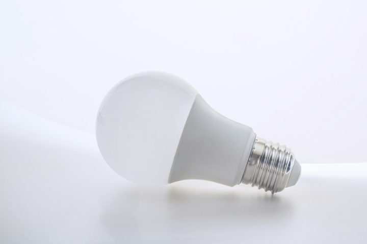 LED ou halogène : quel choix pour une ampoule domestique