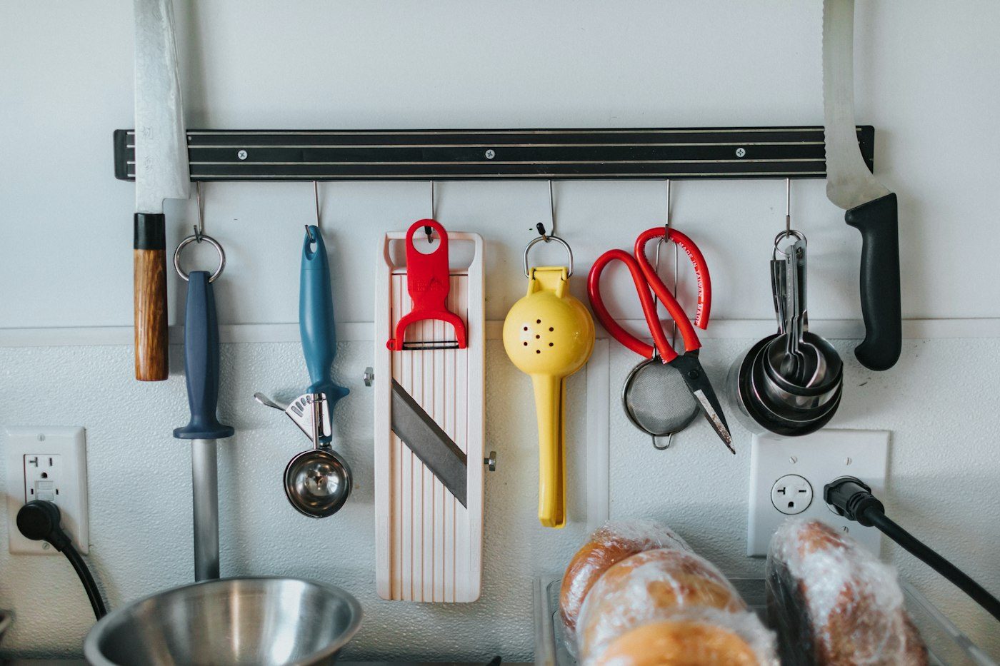 Barre murale de cuisine avec ustensiles suspendus