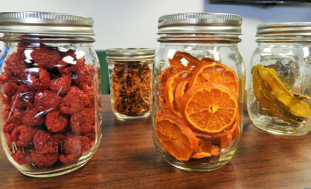 Bocaux en verre transparents remplis de fruits séchés