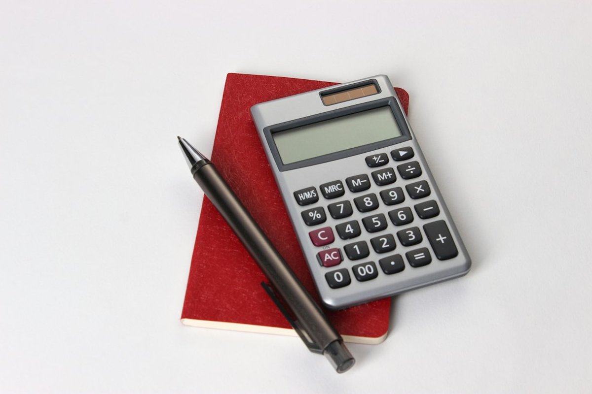 calculatrice et carnet rouge