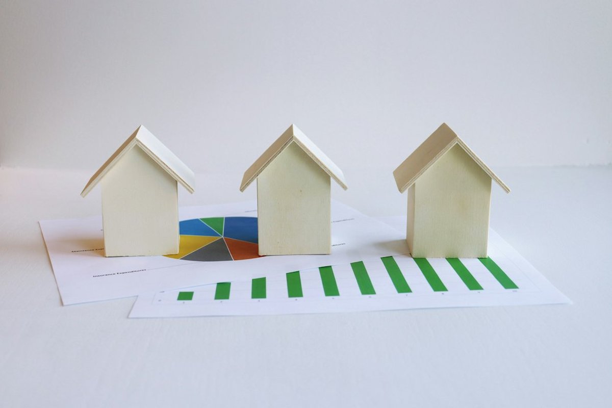 trois maquettes de maison avec graphique de comparaison