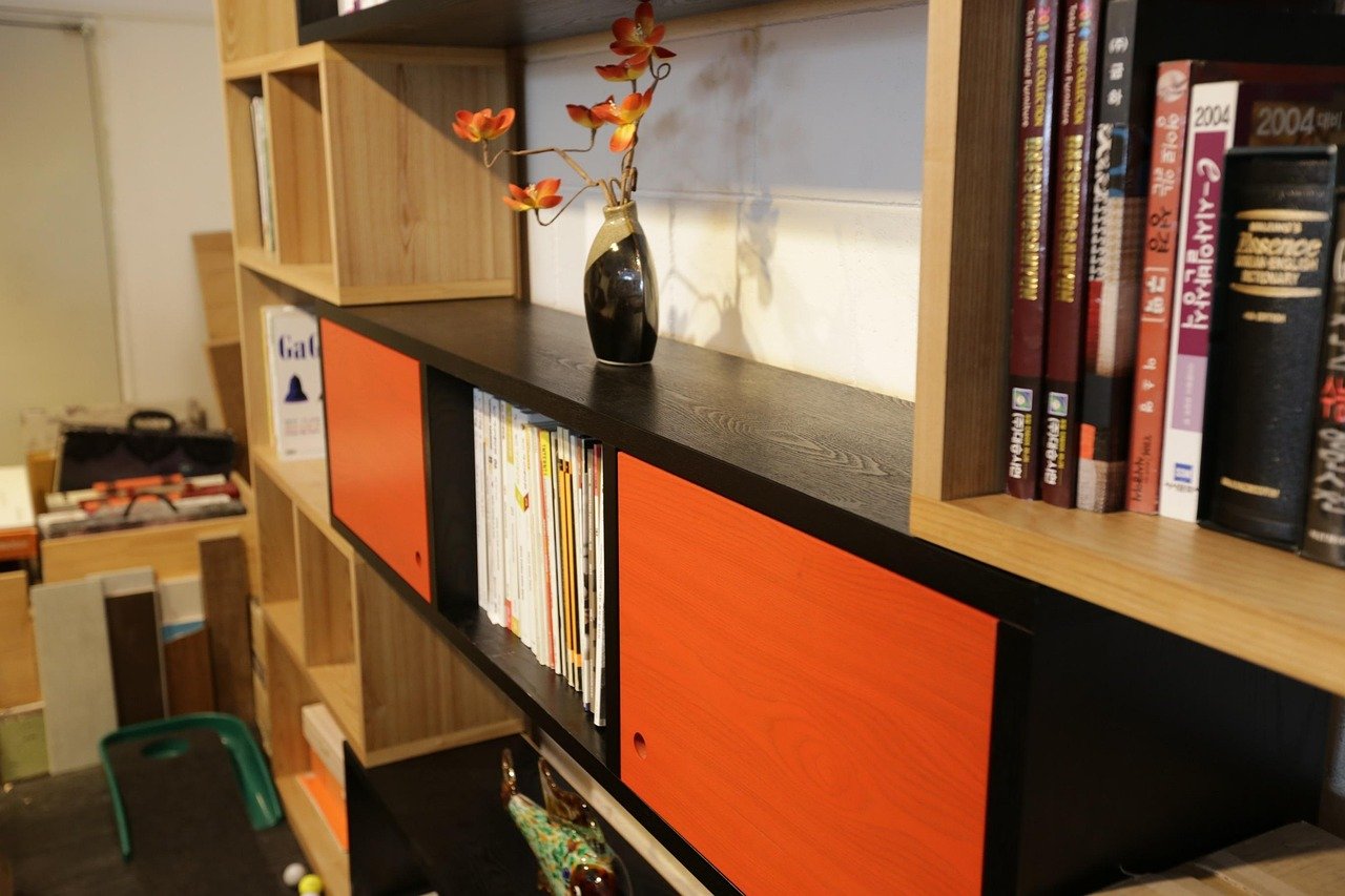 meuble de rangement mural avec étagères et livres dans une pièce cosy