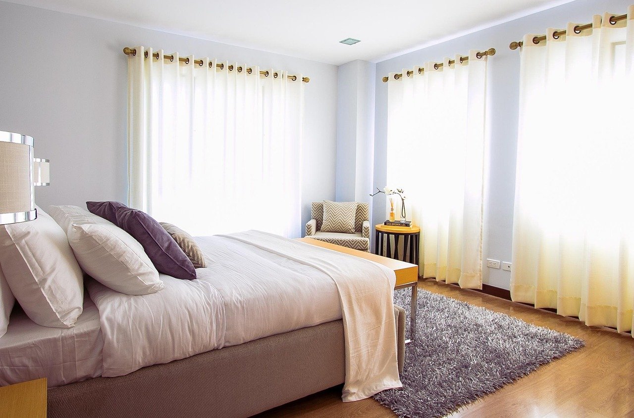 chambre cosy avec matelas sur cadre de lit