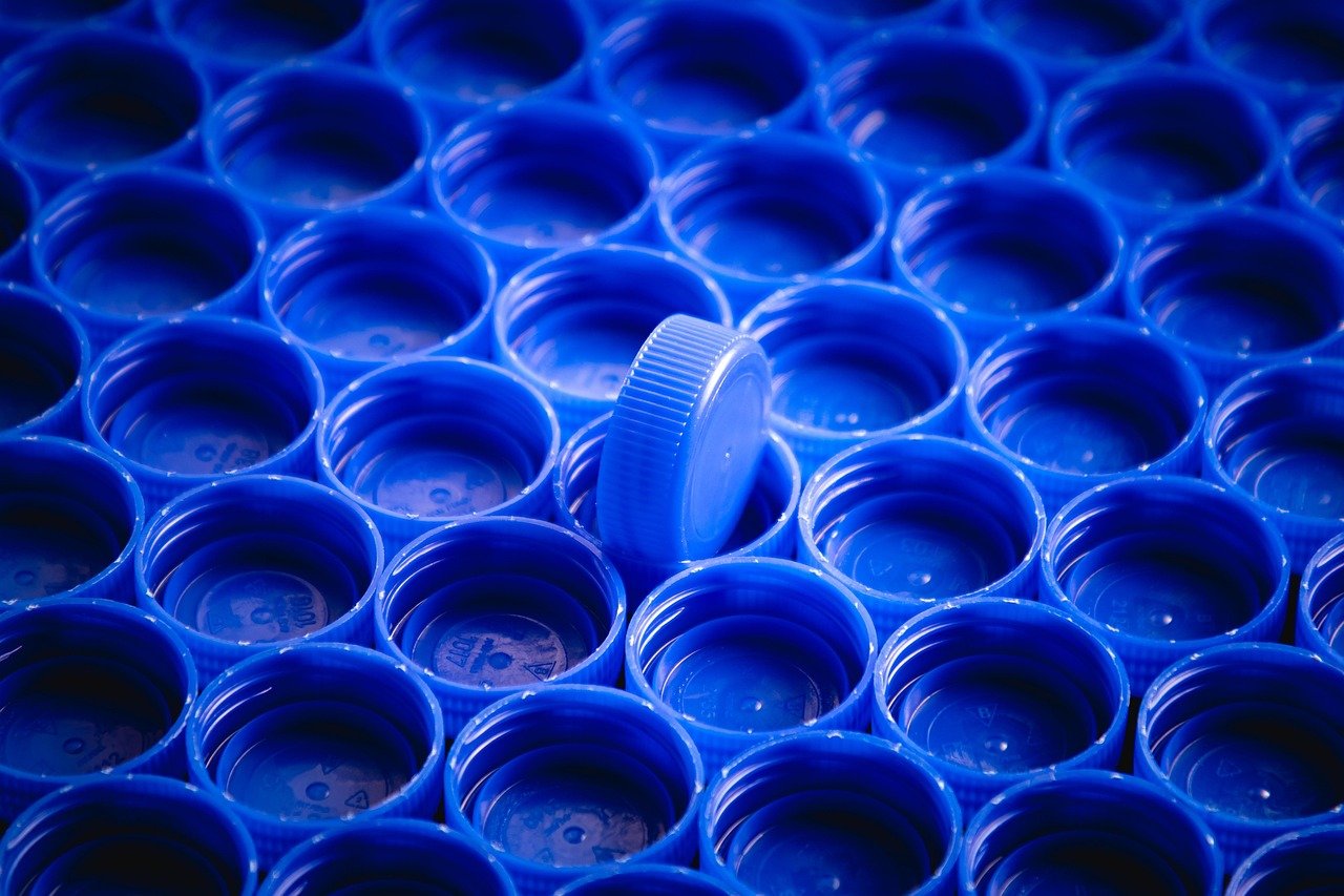 bouchons de bouteilles plastiques bleus en gros plan