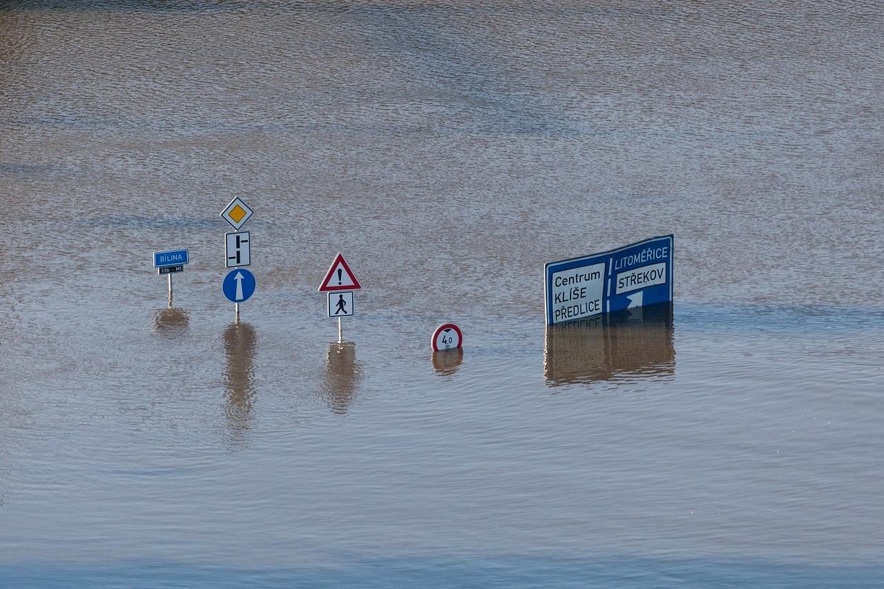 rue inondée avec panneaux de signalisation submergés