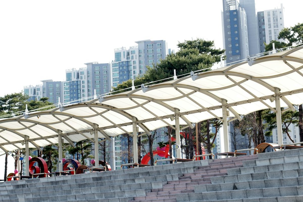 structure ombragée en plaza urbaine avec des personnes