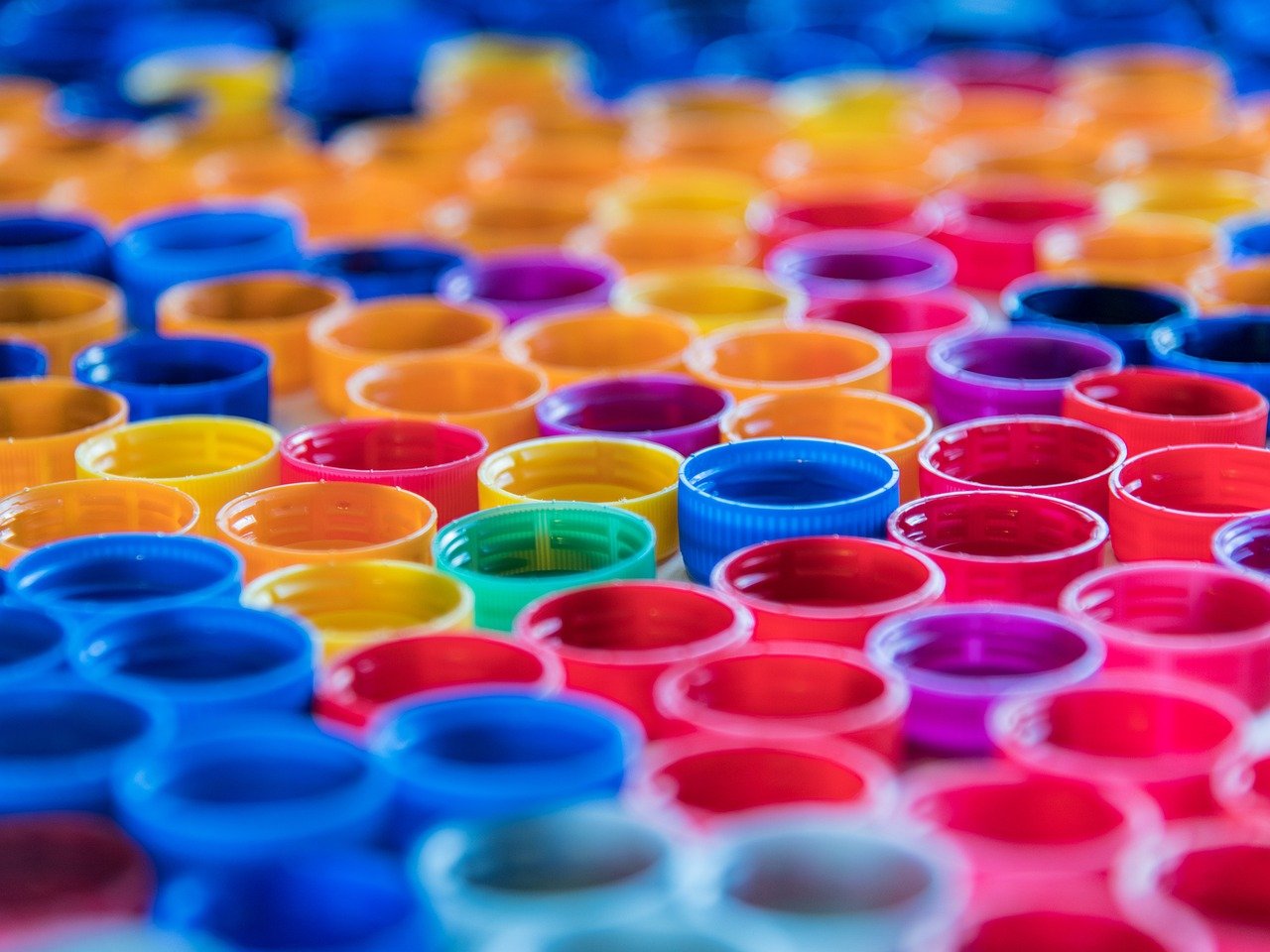 bouchons plastiques colorés en gros plan