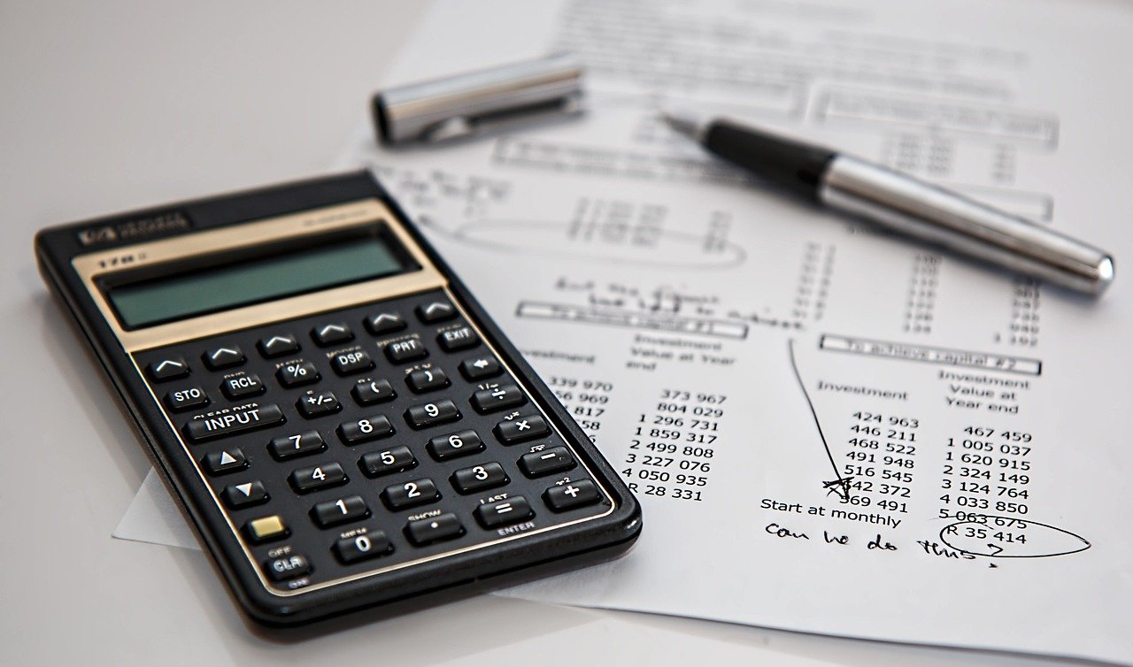 calculatrice et documents avec stylo