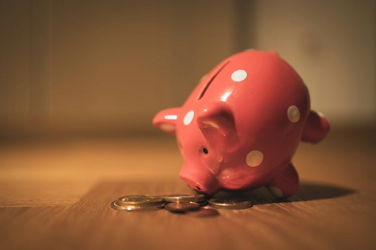 tirelire cochon rose avec pièces : symbole clair du budget
