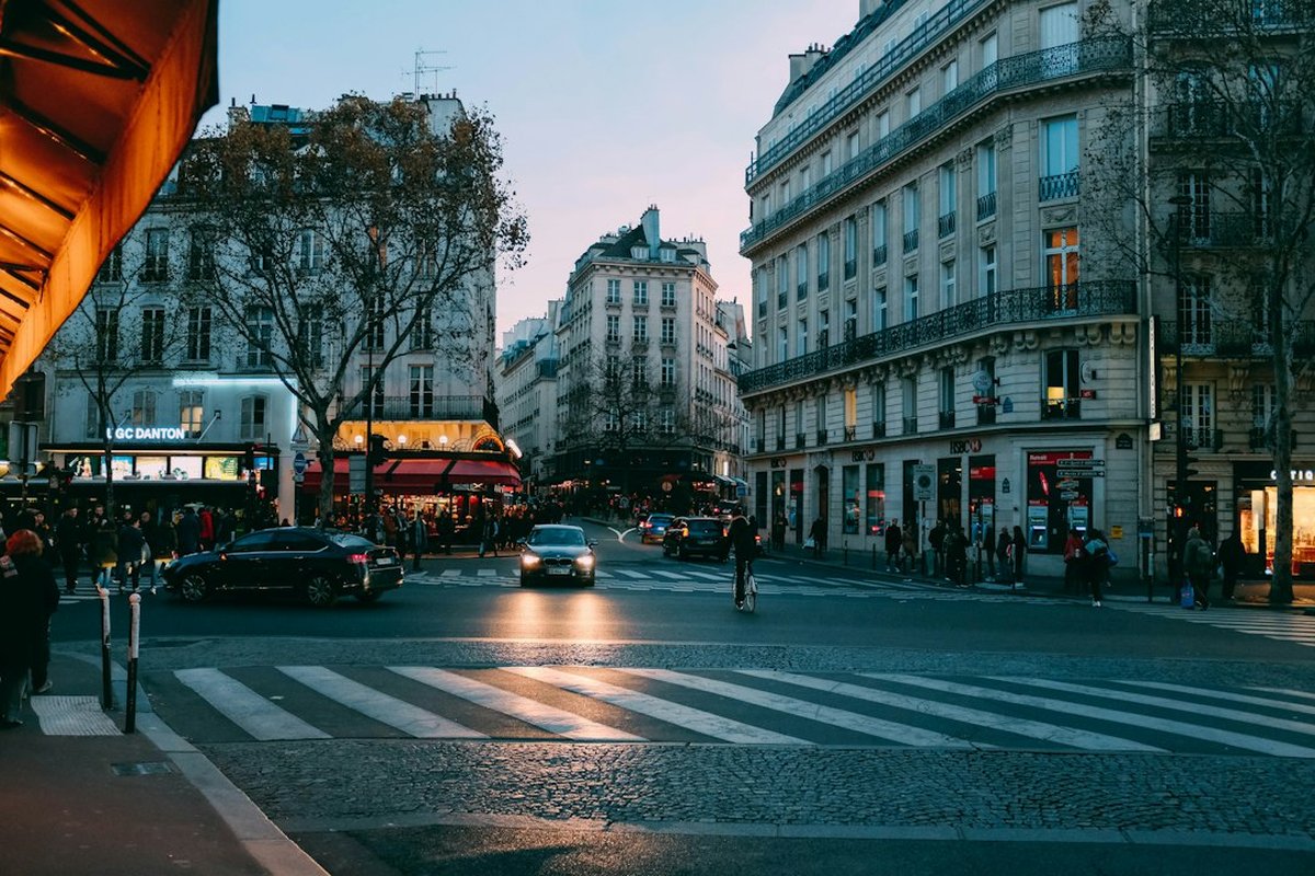 rue parisienne calme au crépuscule avec peu de circulation