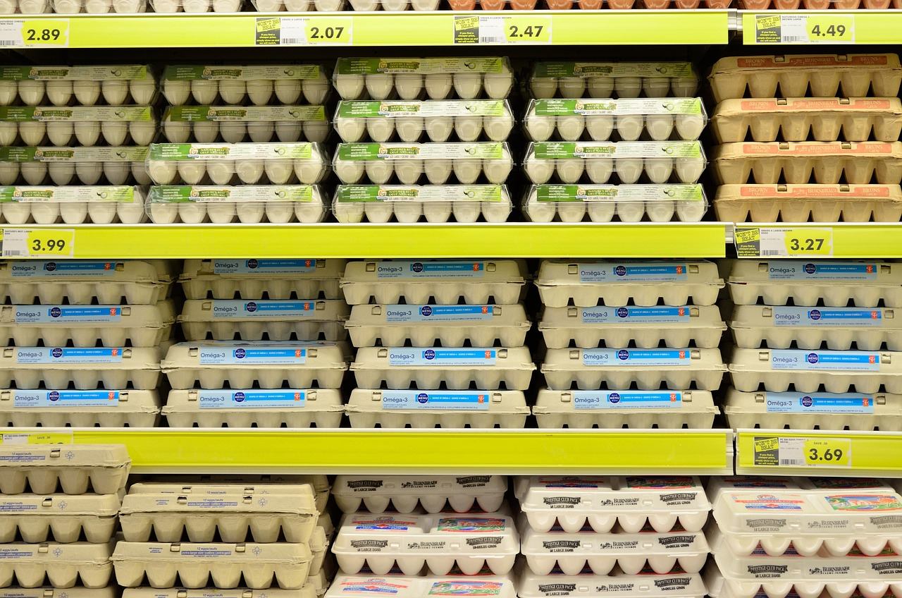 cartons d'œufs avec étiquettes de prix en rayon