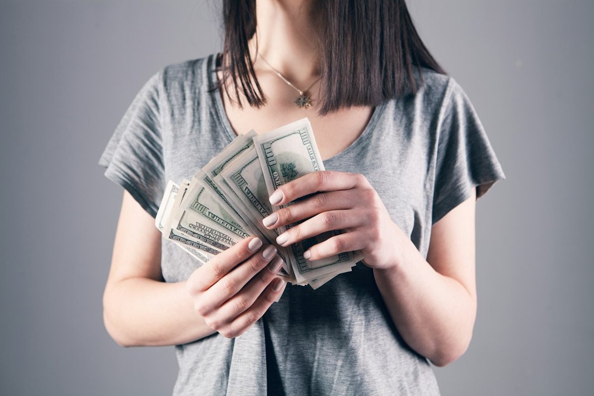 femme comptant des billets