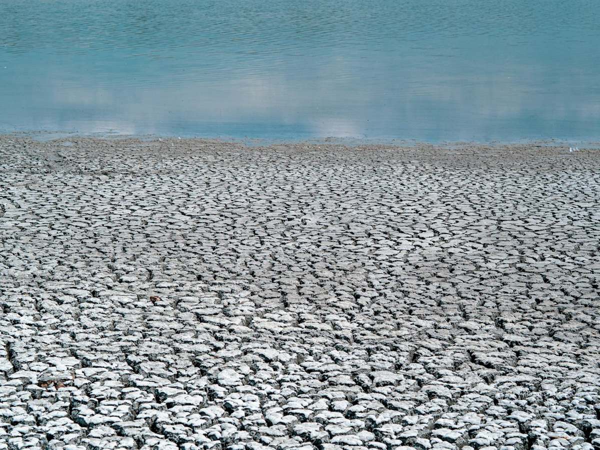 vue aérienne d'un lac asséché craquelé