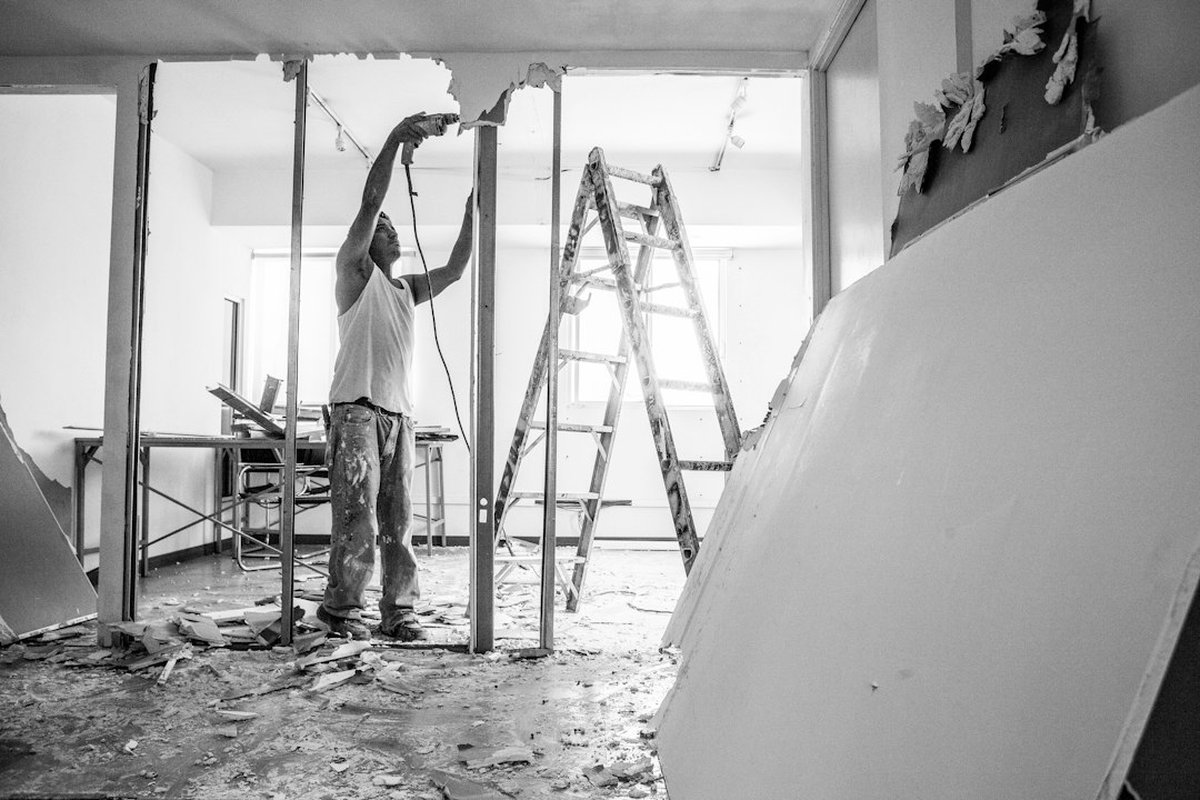 ouvrier réalisant des travaux de rénovation intérieure