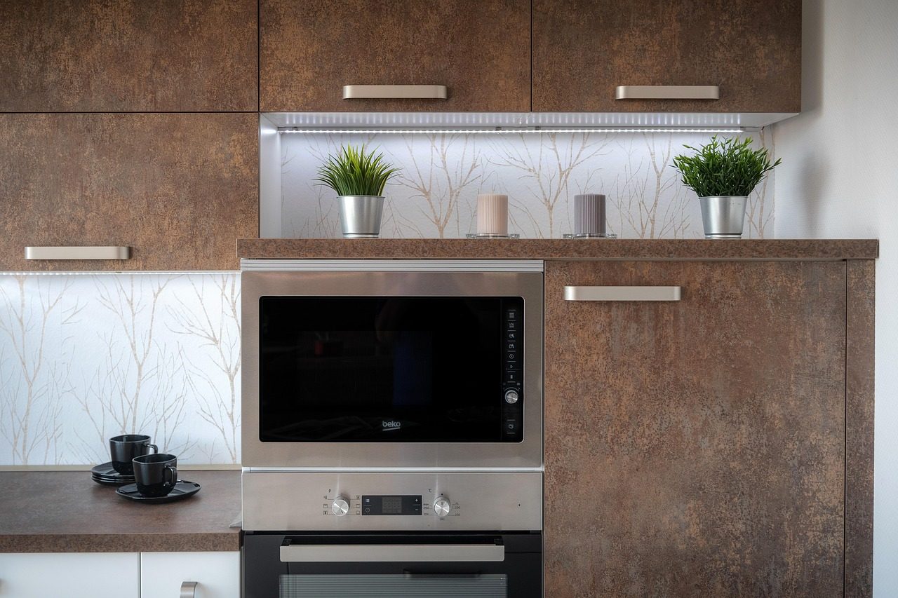 Colonne de cuisine avec four et micro-ondes encastrés