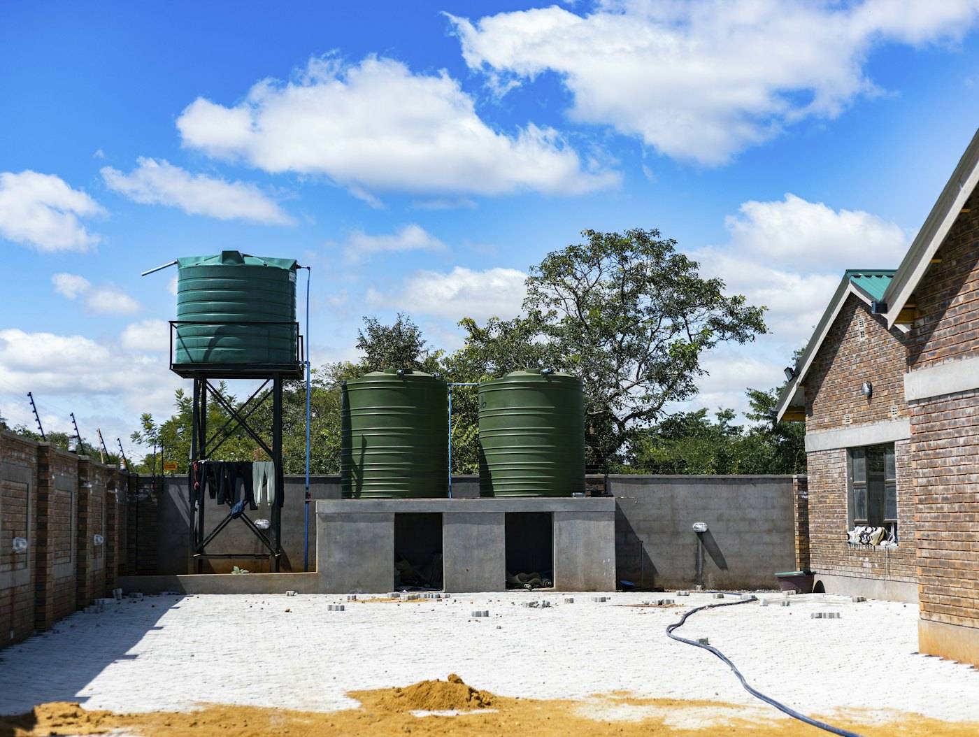 Cuves de stockage d’eau en plastique installées hors sol