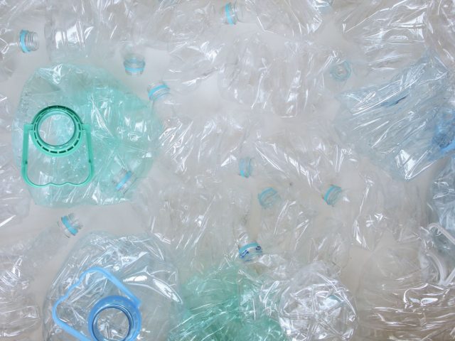 Consigne plastique : comment elle va impacter vos dépenses quotidiennes