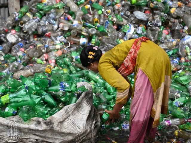 Nouvelles obligations de consigne sur les plastiques : impacts sur votre quotidien