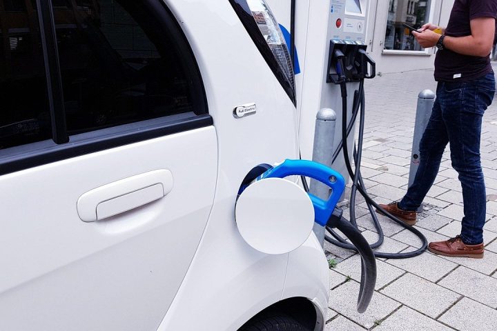 Voiture électrique ou vélo électrique : quel choix pour vos trajets ?