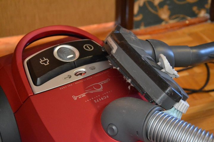 Dyson ou Rowenta : quel aspirateur sans sac balai choisir