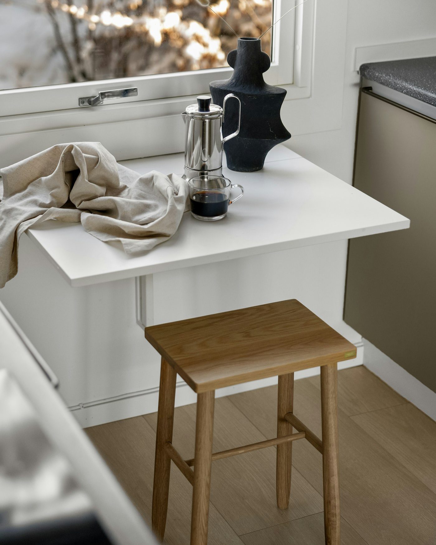 Tablette murale rabattable et tabouret dans une petite cuisine