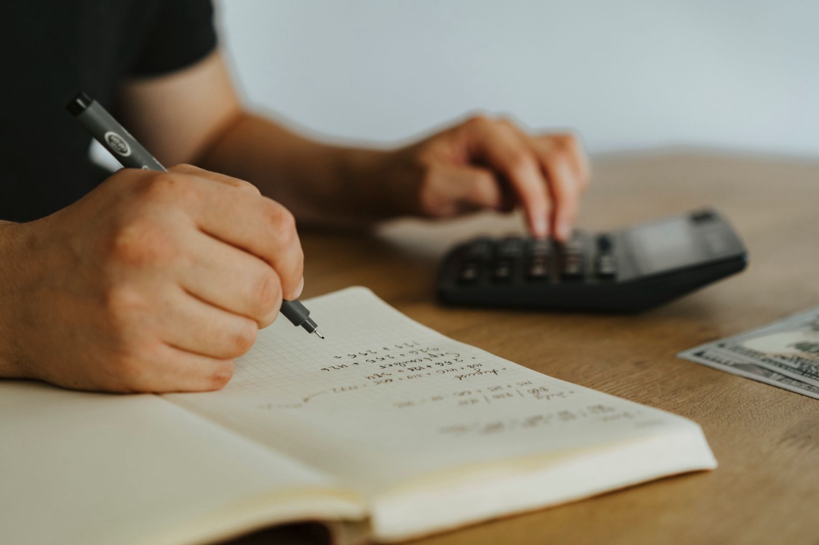 carnet de notes pour calculer le budget d'un événement avec une arche gonflable
