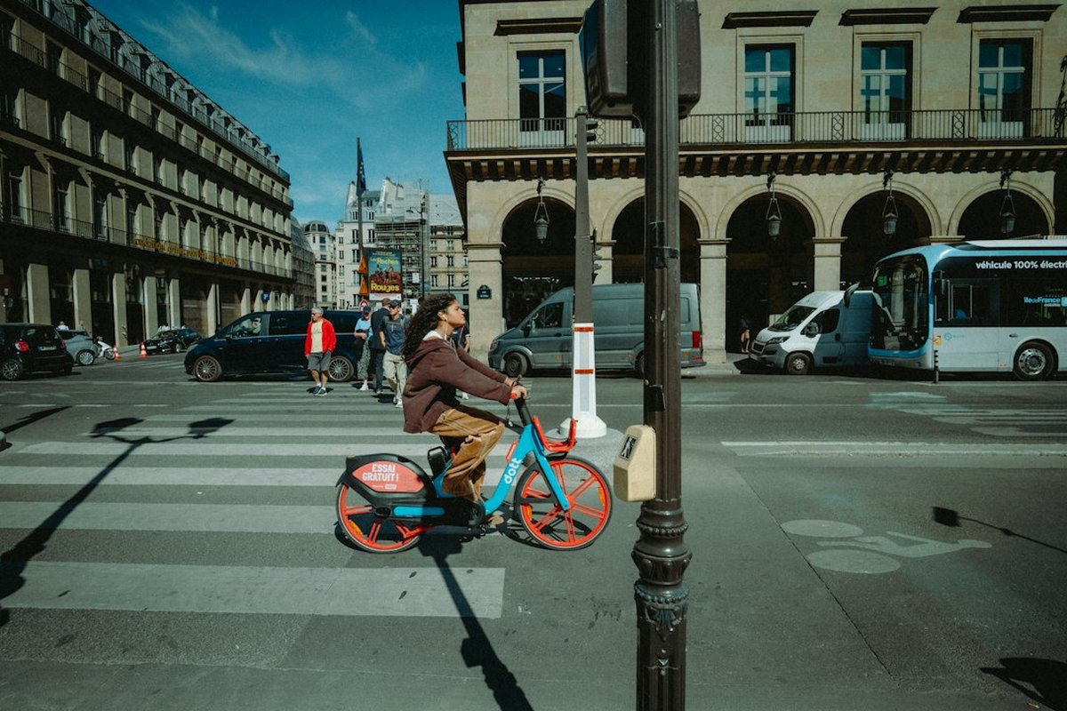 vélo en libre-service traversant au passage piéton en ville