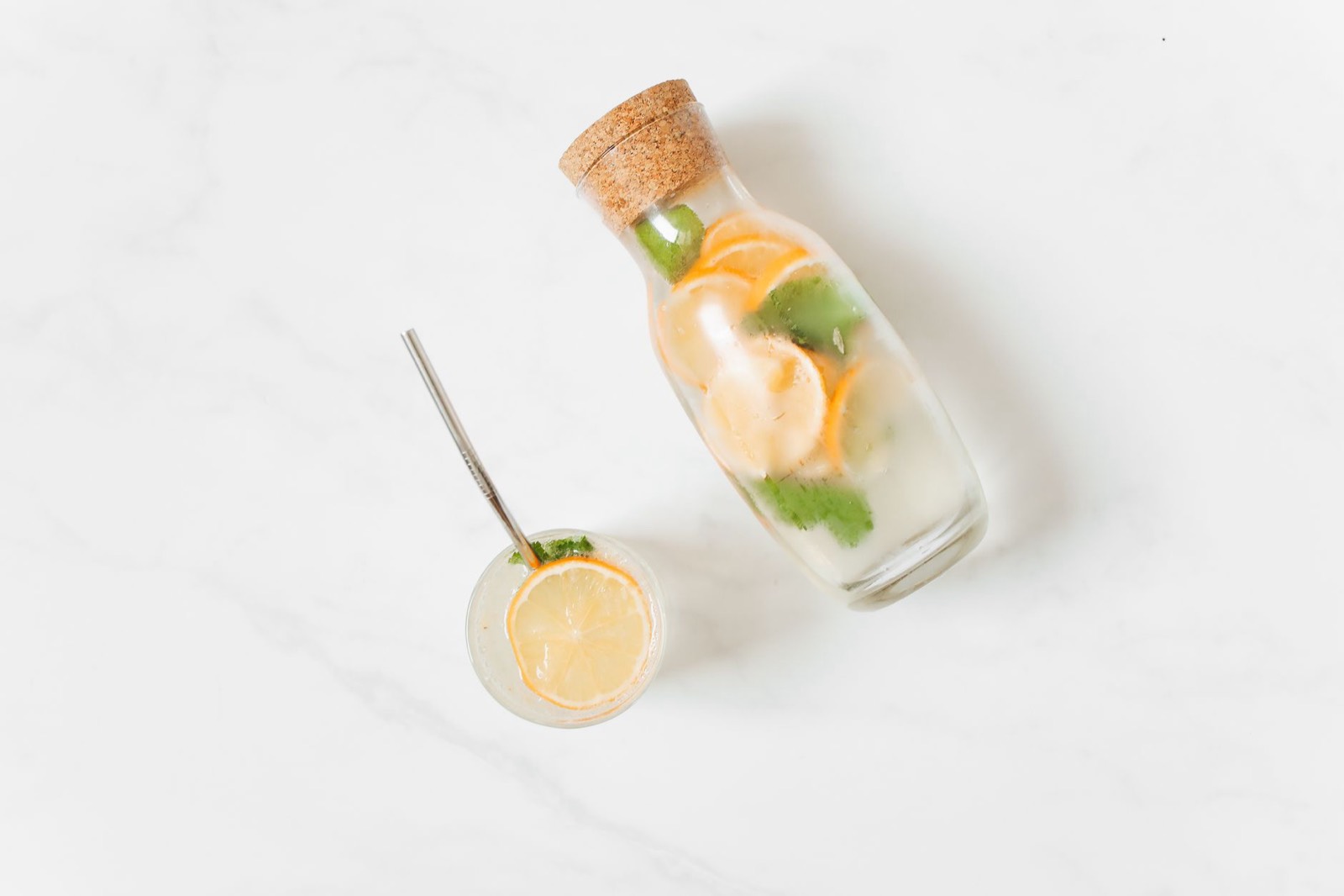 eau infusée à la menthe et au citron dans un bocal en verre