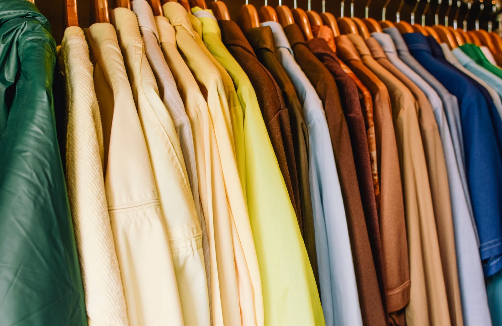 Chemises pliées et veste sur cintre dans une garde-robe homme organisée