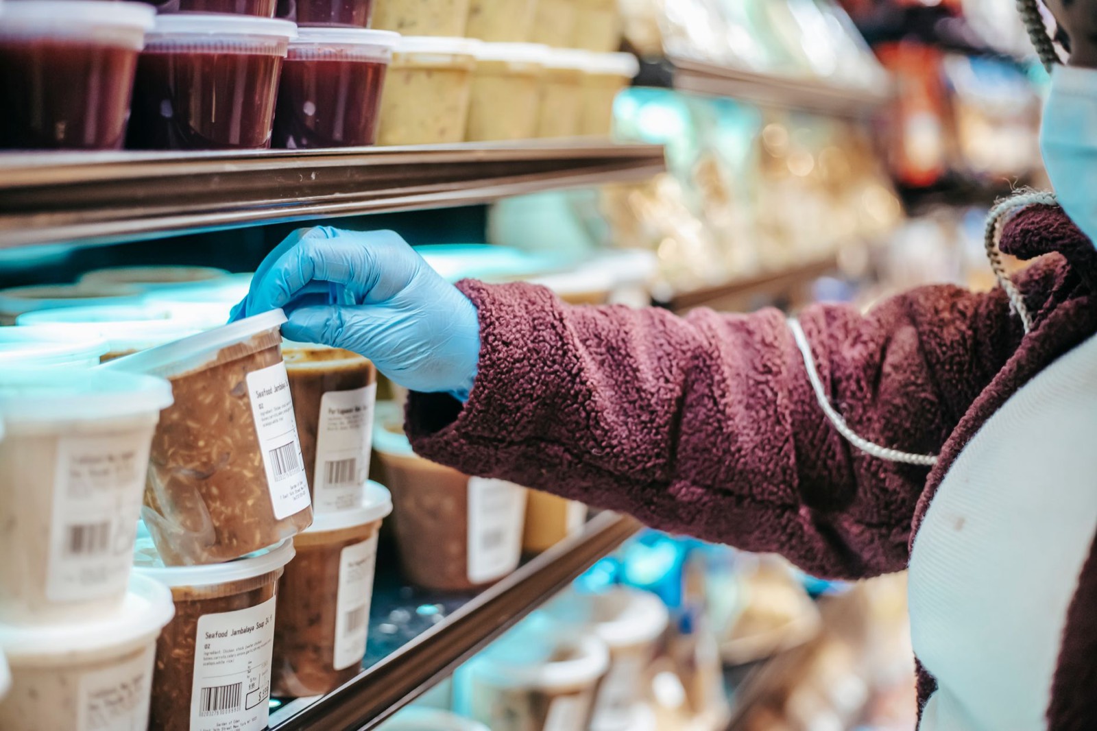 Mains tenant un emballage pour lire le tableau nutritionnel et la teneur en caféine