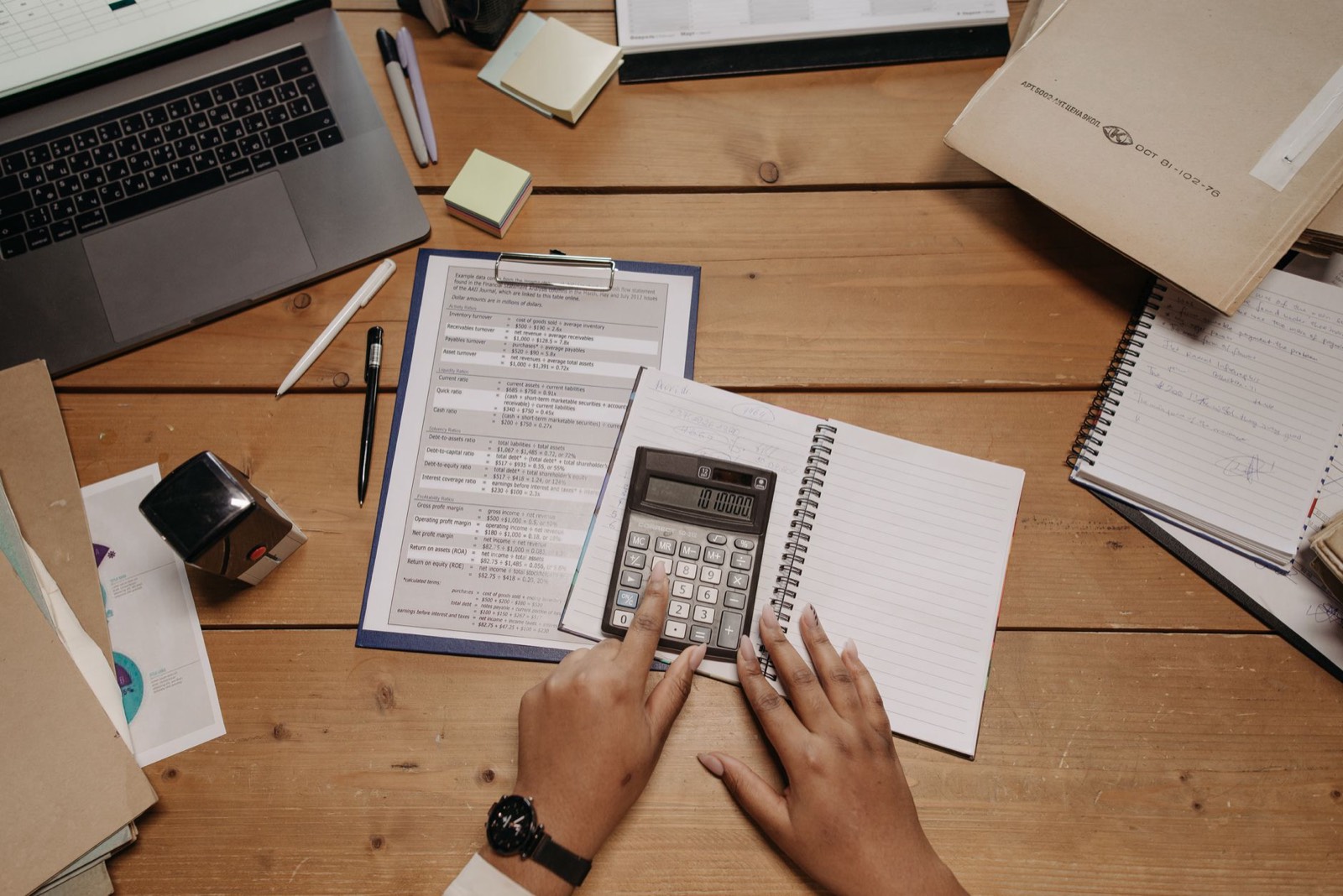 ordinateur portable, calculatrice et documents internationaux pour la facturation