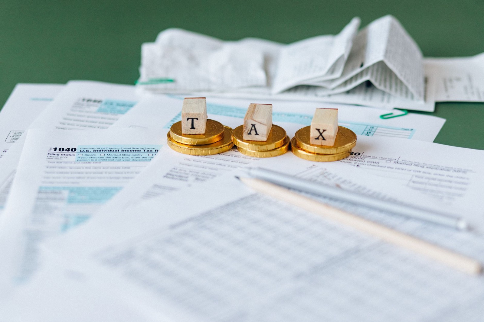 Pièces de monnaie, portefeuille et ticket de caisse posés sur une table, pour choisir son budget de facturation