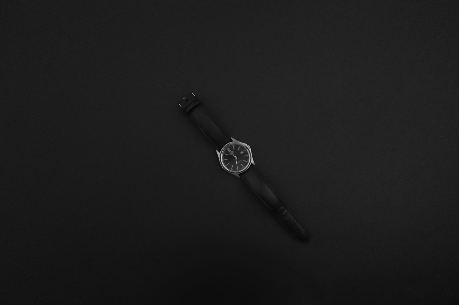 Montre à bracelet en cuir posée sur un bureau en bois