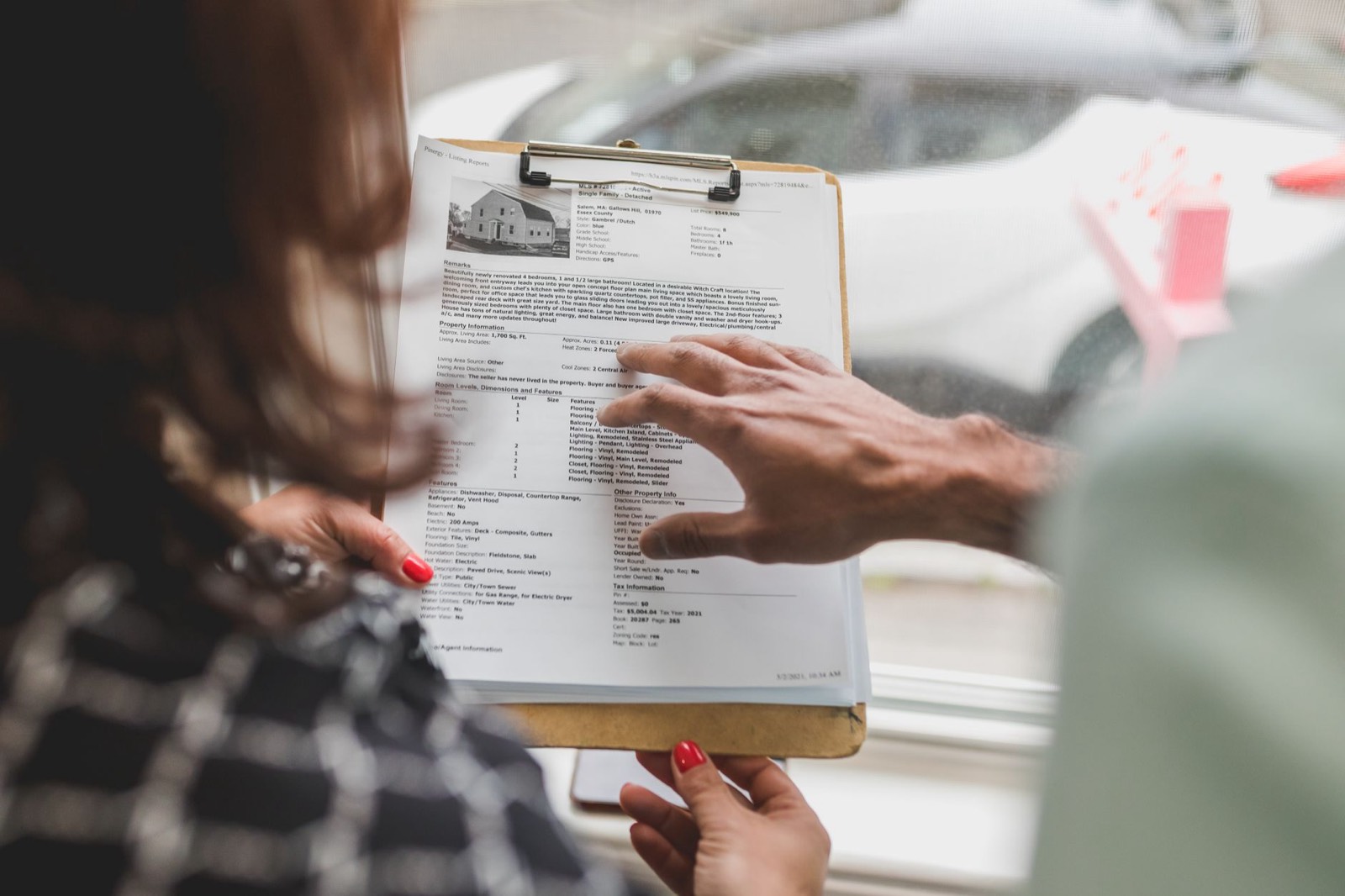 Étiquette énergie et documents de diagnostic posés sur une table avant une mise en location