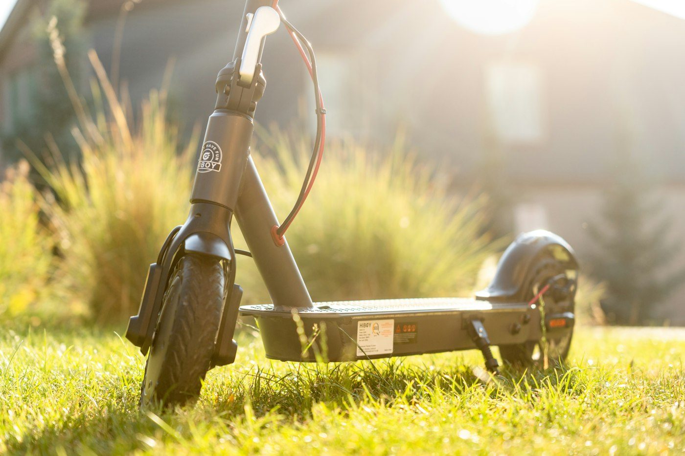 Trottinette électrique Hiboy posée dans l’herbe