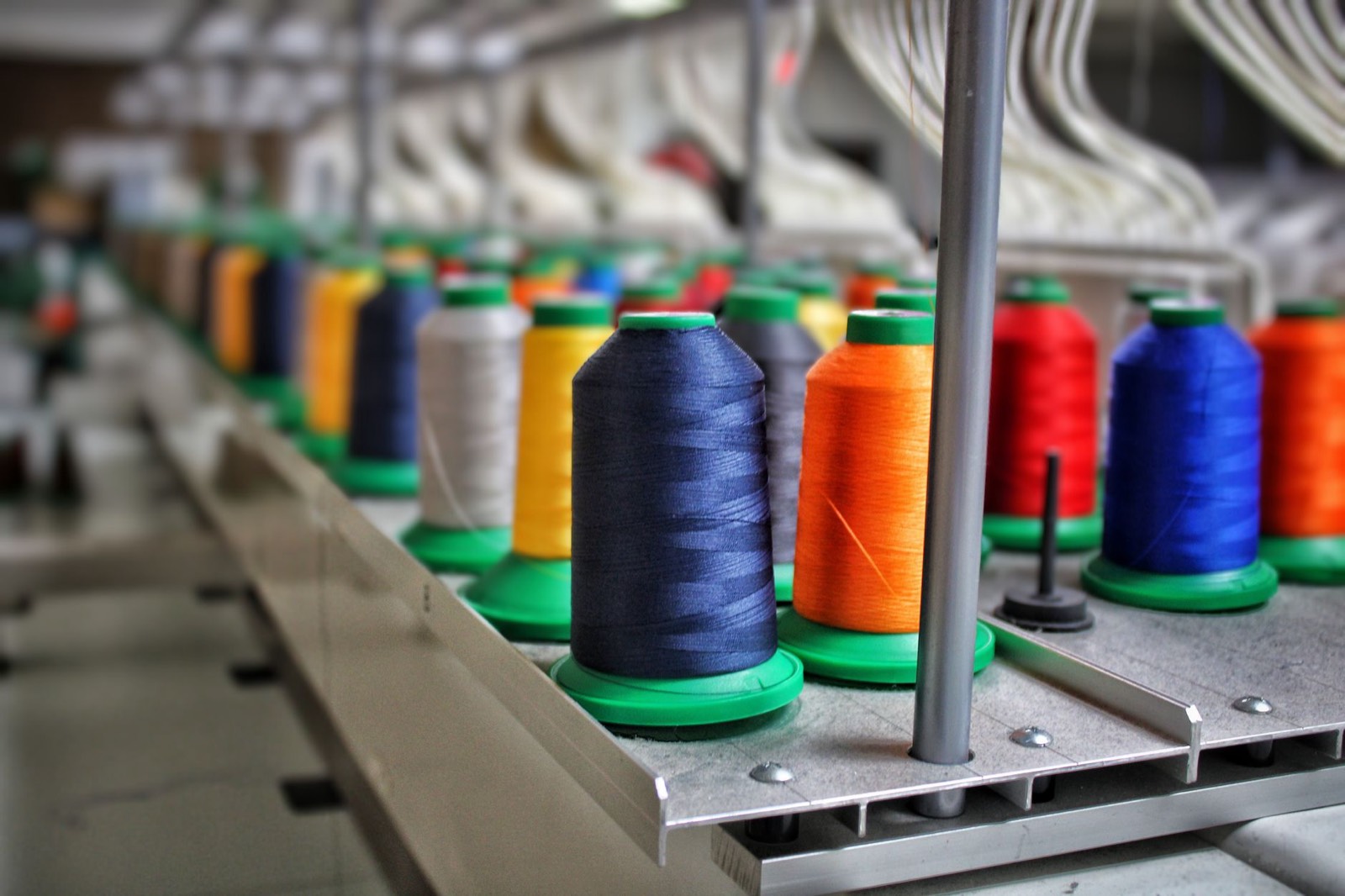 Atelier de confection avec rouleaux de tissu en coton et machine à coudre