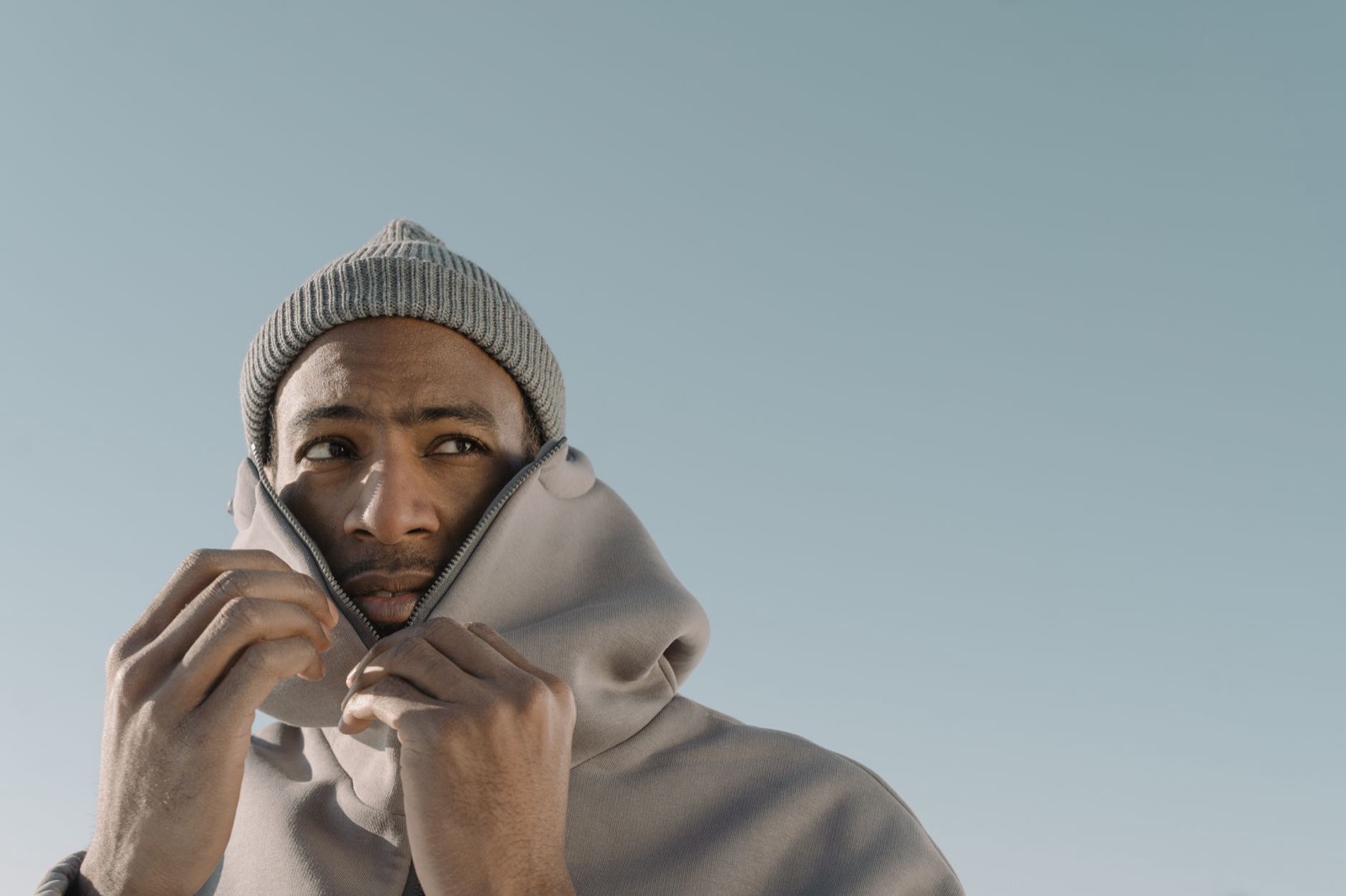 Homme portant un sweat gris en coton, coupe simple